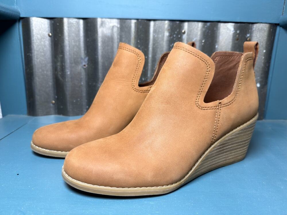 TOMS Kallie Wedge Ankle Bootie Size 8 Tan Oiled Leather Nubuck Slip-On Cutout